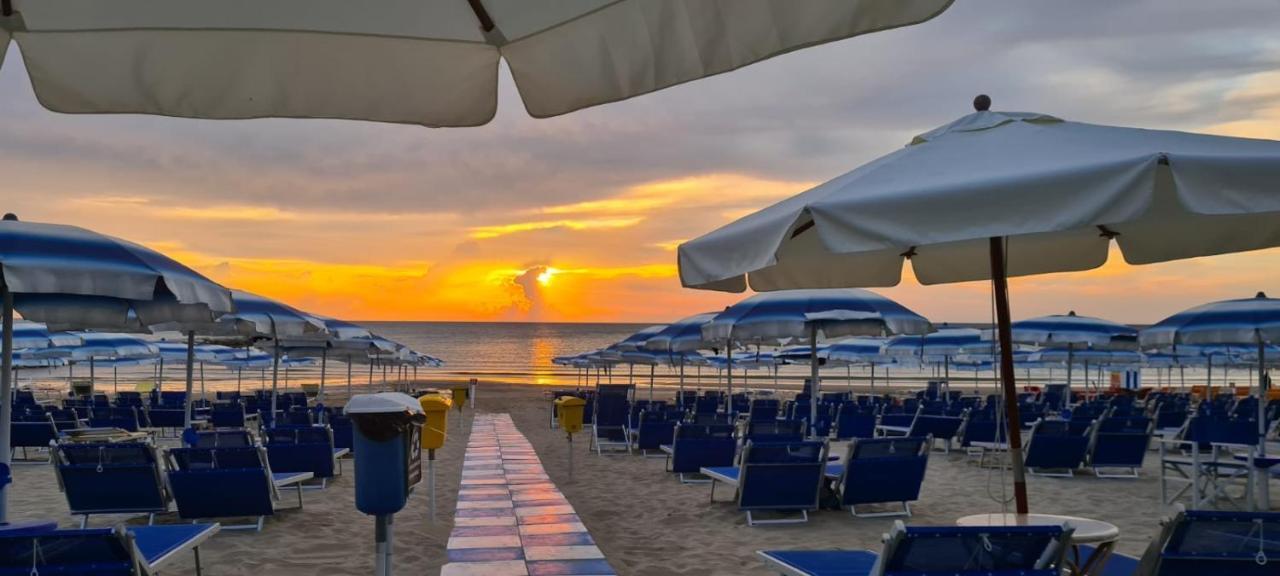 Hotel Il Timone Porto San Giorgio Esterno foto