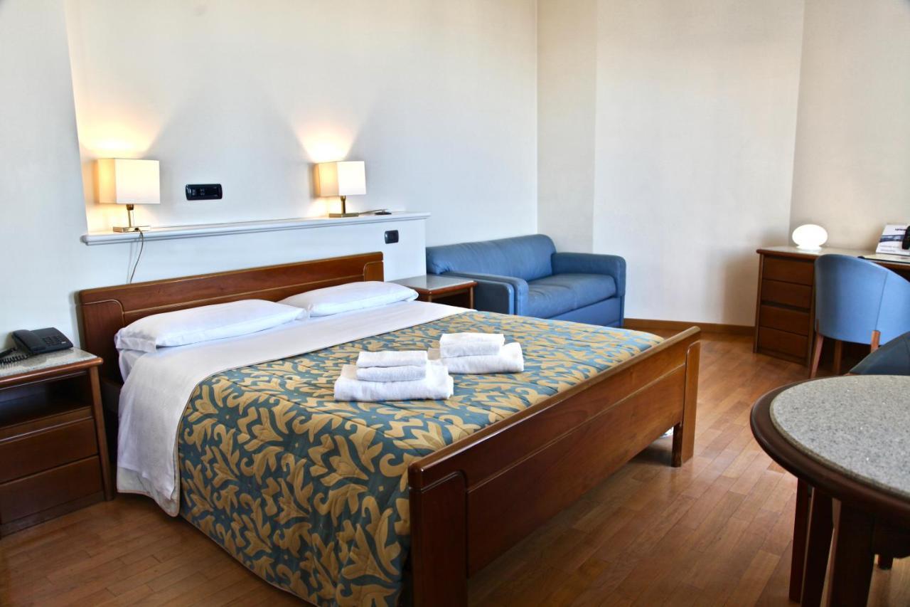 Hotel Il Timone Porto San Giorgio Esterno foto