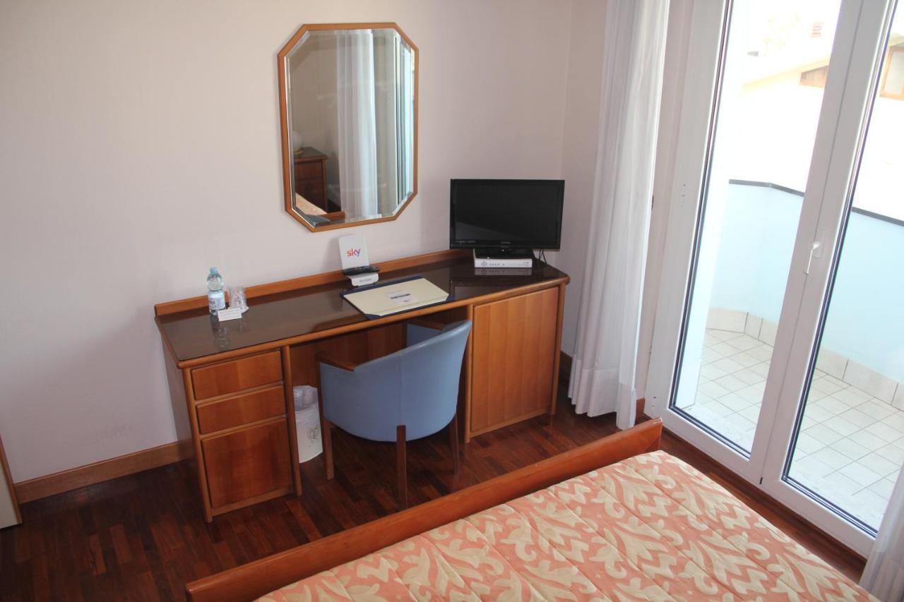 Hotel Il Timone Porto San Giorgio Esterno foto
