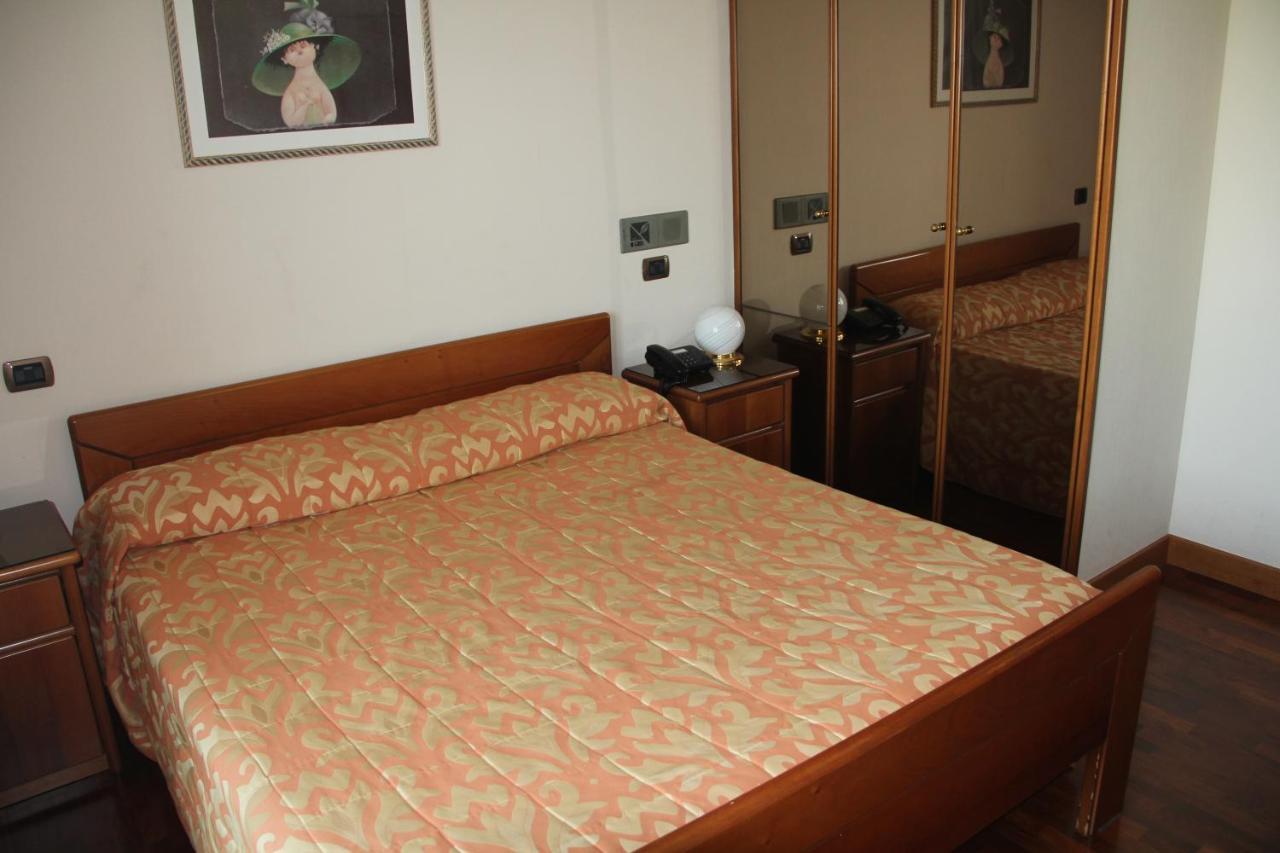 Hotel Il Timone Porto San Giorgio Esterno foto