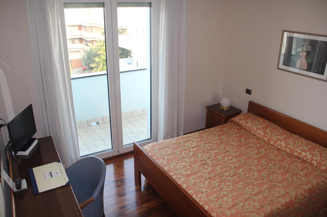 Hotel Il Timone Porto San Giorgio Esterno foto