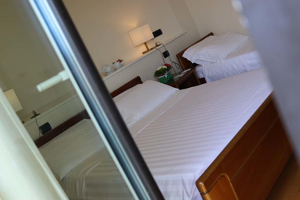 Hotel Il Timone Porto San Giorgio Esterno foto