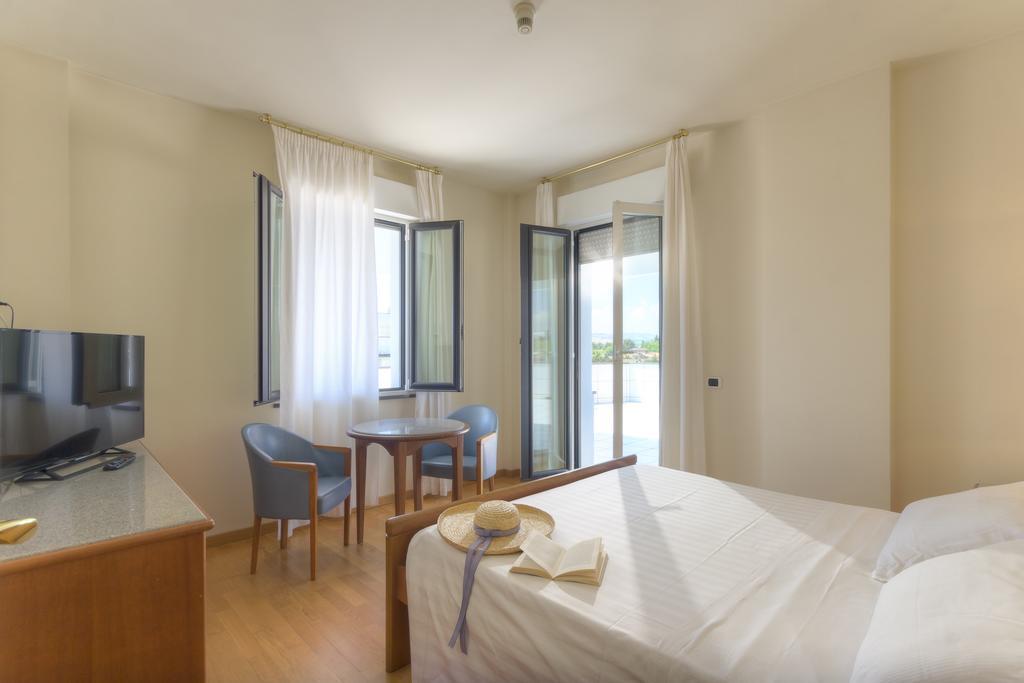 Hotel Il Timone Porto San Giorgio Esterno foto