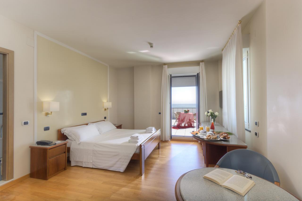 Hotel Il Timone Porto San Giorgio Esterno foto